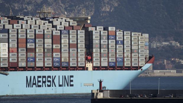 Un gran buque de Maersk repleto de contenedores recala en el puerto de Algeciras