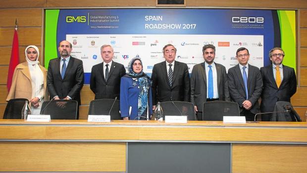 En la imagen, el acto de presentación en Madrid del GMIS, el mayor evento mundial sobre industria, que se celebrará a final de mes en Abu Dhabi. Desde la izq.: Al Maha Al Hajeri, GMIS finance manager; Enrique Verdeguer, director de Esade; Guillermo Ulacia, presidente de la Comisión de Industria de CEOE; Hissa Abdulla Ahmed Al-Otaiba, embajadora de EAU; Juan Rosell, presidente de CEOE; Badr Al-Olama, consejero delegado de GMO; Alejandro Cros Bernabéu, subdirector de Políticas Sectoriales Industriales; y Ángel Luis Bautista, director de Relaciones Institucionales de Repsol.