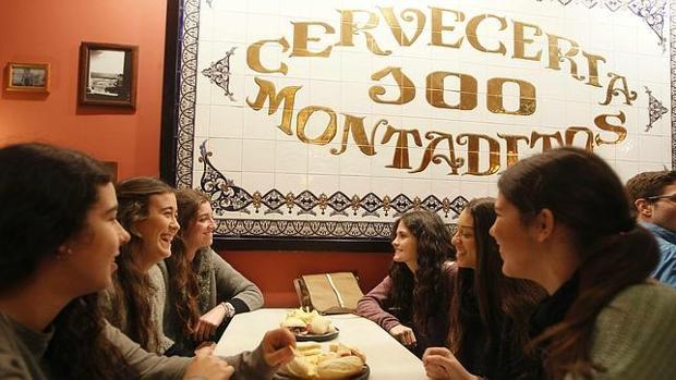 Clientes en uno de los 100 montaditos que tiene la empresa