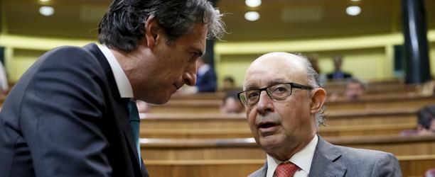 El ministro de Hacienda, Cristóbal Montoro, y el de Fomento, Íñigo de la Serna, conversan en el hemiciclo