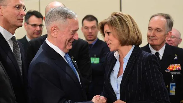 James Mattis y Maráa Dolores de Cospedal en la cumbre de la OTAN del pasado febrero