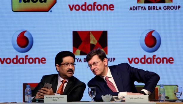 Kumar Mangalam Birla , presidente de Aditya y Vittorio Colao, CEO de Vodafone