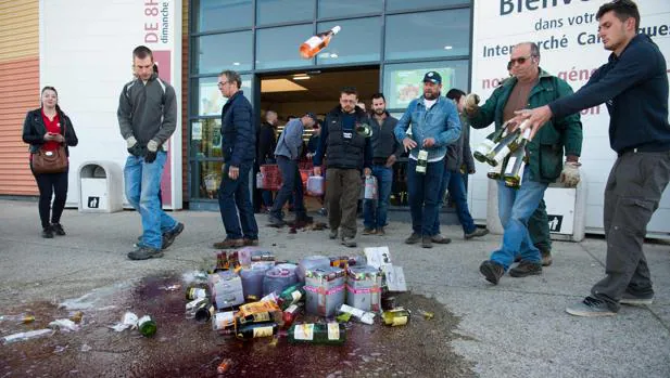 Productores franceses arrojan vino español en un supermercado