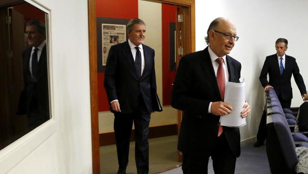 El ministro de Educación, y el portavoz del Gobierno Íñigo Méndez de Vigo, junto al ministro de Hacienda, Cristóbal Montoro