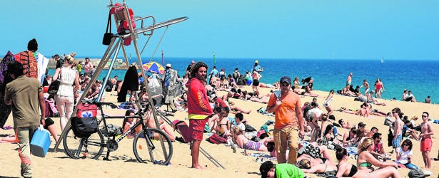 Las playas de Barcelona se preparan para la Semana Santa