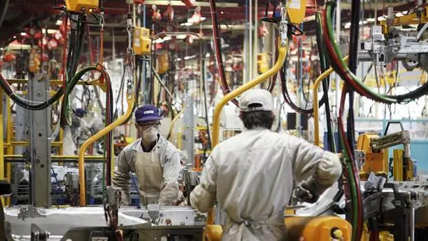 Trabajadores chinos en una fábrica de Shangai