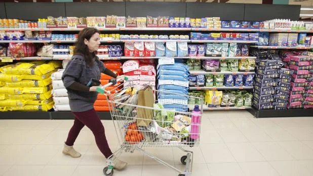 La mitad de las españolas ya compra ropa en el supermercado