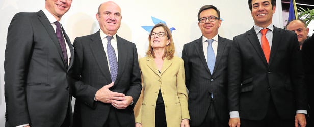 Jyrki Katainen, a la izquierda, junto a Luis de Guindos; la jefa de la representación de la CE en Madrid, Aránzazu Beristain; el vicepresidente del BEI, Román Escolano, y el presidente de ICO, Pablo Zalba