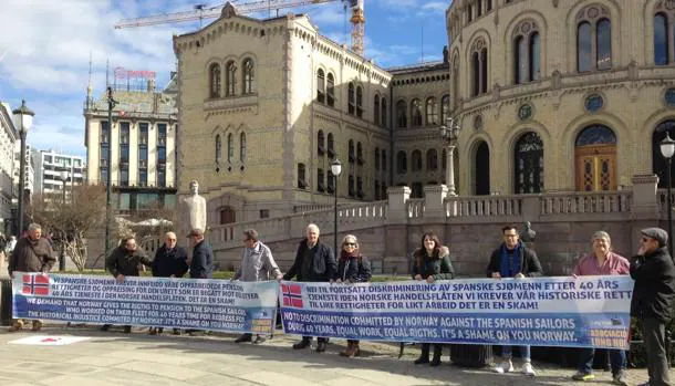  Protesta de los marineros españoles ante el Parlamento noruego, en Oslo, que reclaman una pensión a Noruega