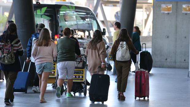 Viajeros en la T-4 del aeropuerto de Barajas (Madrid)