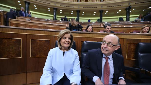 Fátima Báñez y Cristóbal Montoro, en el Congreso de los Diputados
