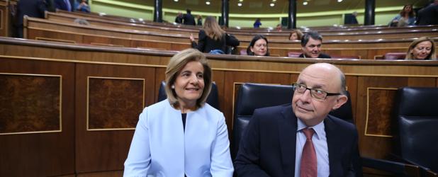 Fátima Báñez y Cristóbal Montoro, en el Congreso de los Diputados