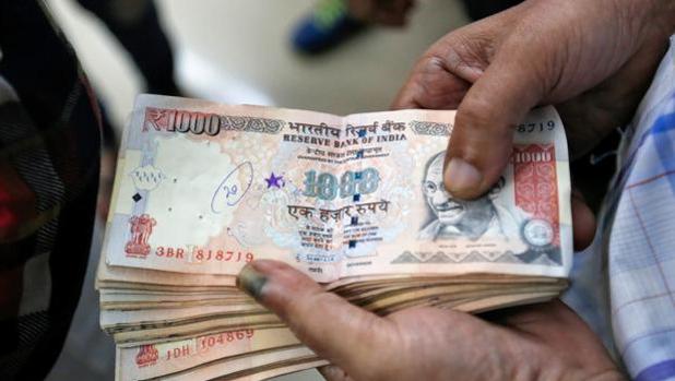 El gobierno de India retiró por sorpresa los billetes de 500 y 1.000 rupias el pasado mes de noviembre (6,5 y 13 euros)