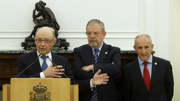 El ministro de Hacienda, Cristóbal Montoro, junto al consejero de Economía vasco; Pedro Azpiazu (derecha)