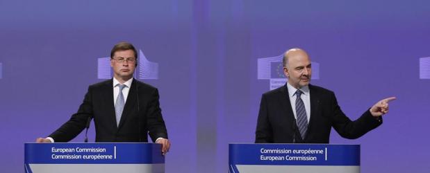 El comisario de Asuntos Económicos, Pierre Moscovici (d), y el vicepresidente para el Euro, Valdis Dombrovskis