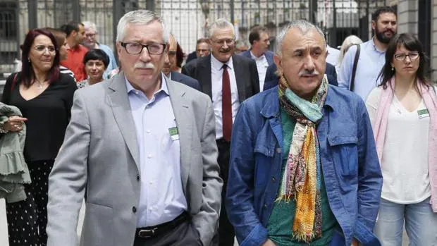 Los secretarios generales, de CCOO, Ignacio Fernández Toxo (i), y de UGT, Pepe Álvarez (d)