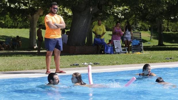 El uso de las piscinas es un factor habitual de polémicas vecinales