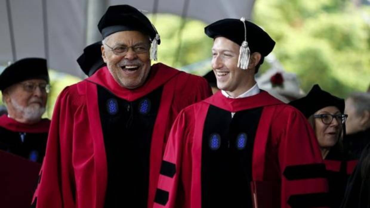 Mark Zuckerberg durante su graduación en la Universidad de Harvard