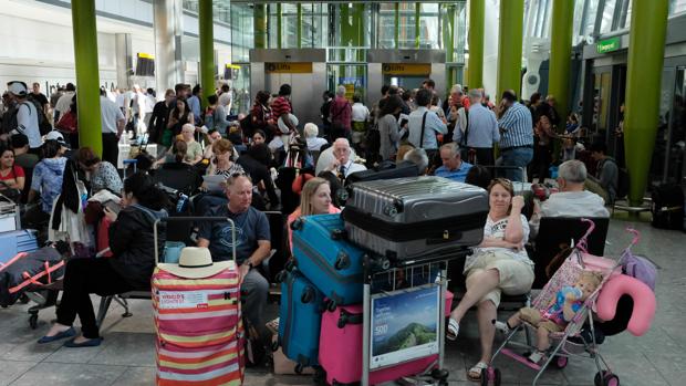 Pasajeros en el aeropuerto de Heathrow afectados por la avería de la aerolínea