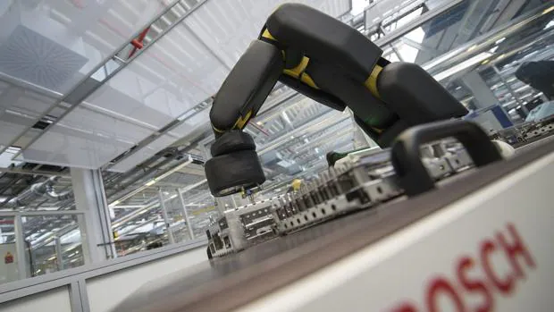 Vista de un brazo robótico llamado 'APAS' en la fábrida de Robert Bosch GmbH en Stuttgart
