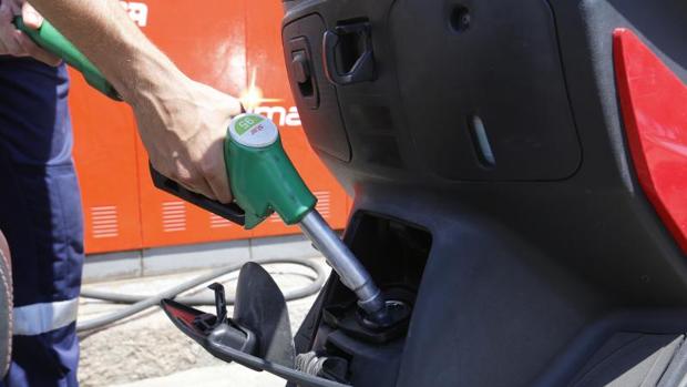 El precio de los carburantes bajó en el quinto mes del año