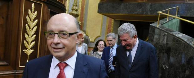 El ministro de Hacienda, Cristóbal Montoro (i) seguido por el diputado de Nueva Canarias, Pedro Quevedo