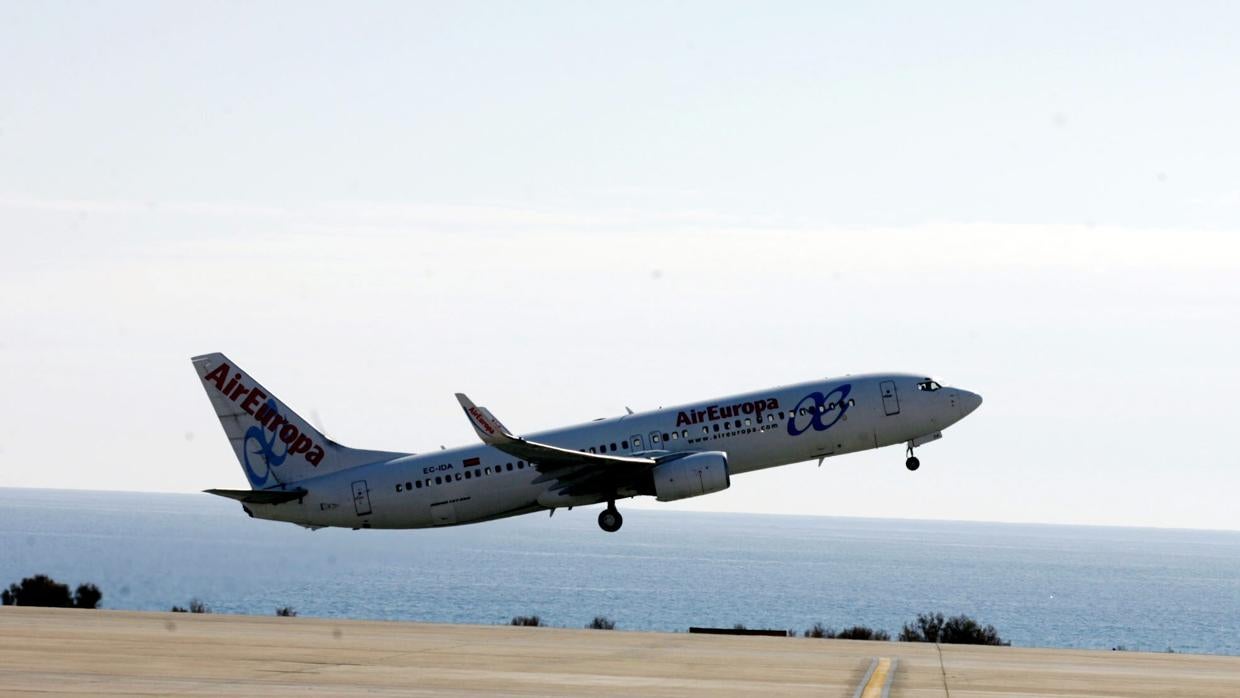 Un avión de AirEuropa despegando del aeropuerto de Almería