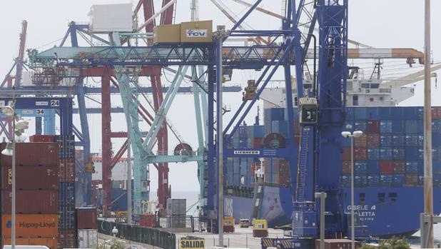 El puerto de Valencia registra hoy bastante actividad de buques en la tercera jornada de huelga de estibadores