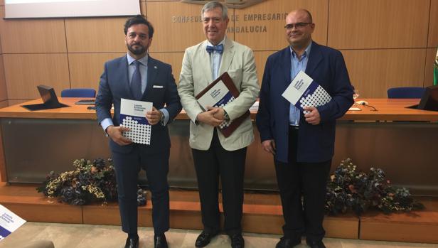 Manuel Alejandro Cardenete, Manuel Ángel Martín y Adolfo Cristóbal, en la presentación del informe