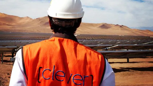 Un operario de Clever Global ante una planta fotovoltaica