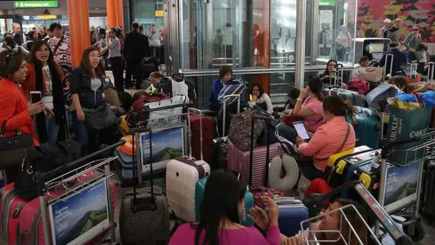 Un grupo de pasajeros afectados por las cancelaciones de British Airways