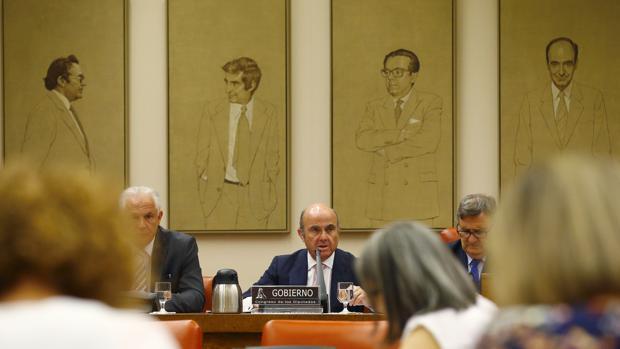 El ministro de Economía, Luis de Guindos, explicando en el Congreso el rescate del Popular