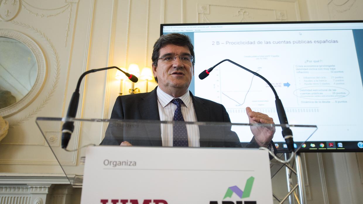 José Luis Escrivá, presidente de la Airef, durante un curso impartido en Santander