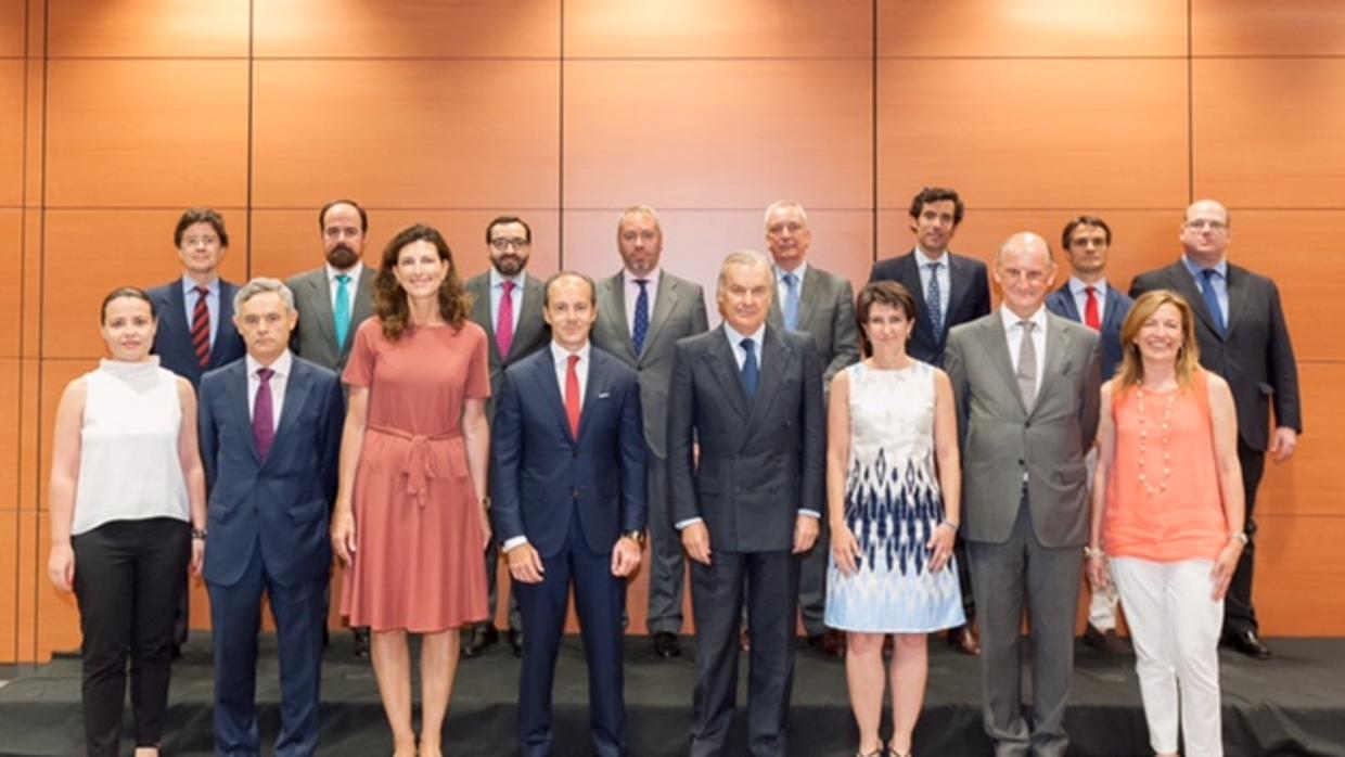 Rodrigo Echenique, en el centro, con los miembros del nuevo comité de dirección del Popular