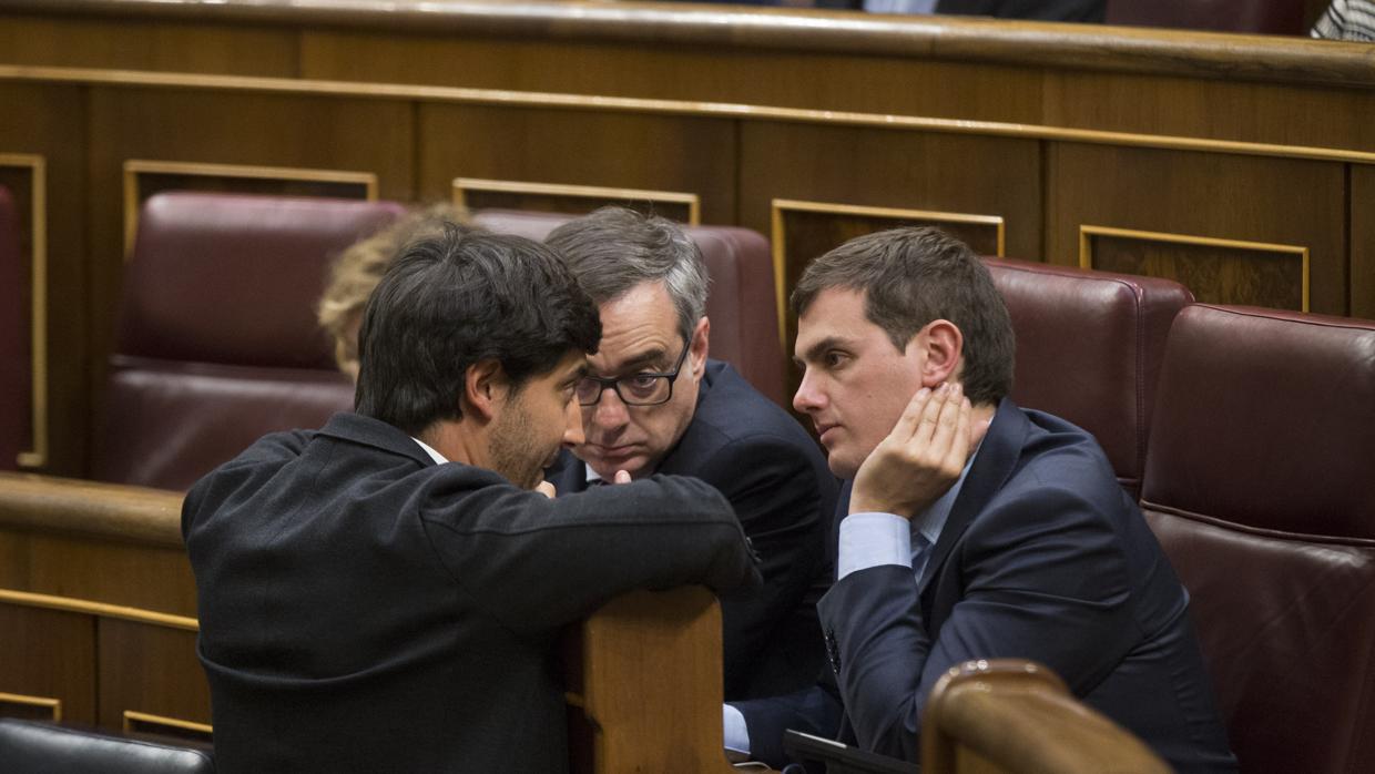 El portavoz económico de Ciudadanos, Toni Roldán, junto al presidente del partido naranja Albert Rivera