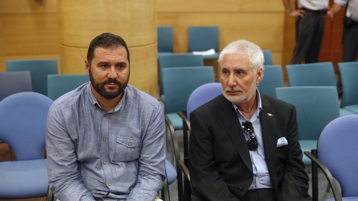 Los sindicalistas Rubén Sanz (iz) y José Manuel Nogales (d), en los Juzgados de la calle de Julián Camarillo, donde hoy se inicia el juicio en el que la Fiscalía pide 7 años de cárcel a cada uno