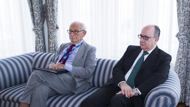 El ex director general del Banco de España Aristóbulo de Juan y el presidente de la AEB, José María Roldán