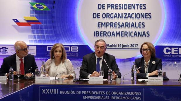 El presidente de la Organización Internacional de Empleadores (OIE), Erol Kiresepi, la secretaria de Estado de Comercio, Marisa Poncela, el presidente de la patronal CEOE, Juan Rosell y la secretaria general Iberoamericana, Rebeca Grynspan, durante la Reunión de Prsidentes