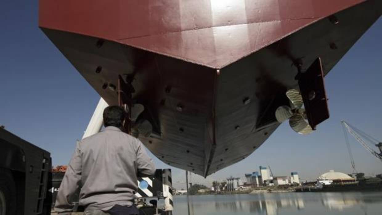 Botadura del nuevo barco de Astilleros del Guadalquivir, en la dársena del Batán