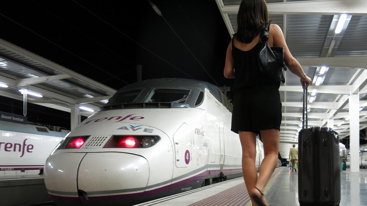 Trenes AVE en la estación de Alicante