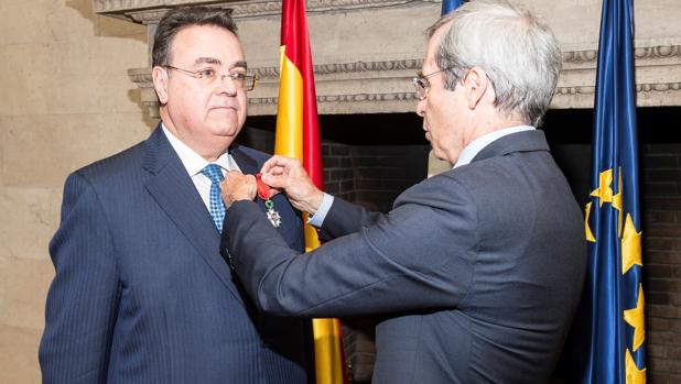 El presidente de Enagás, Antonio Llardén, Caballero de la Legión de Honor de Francia