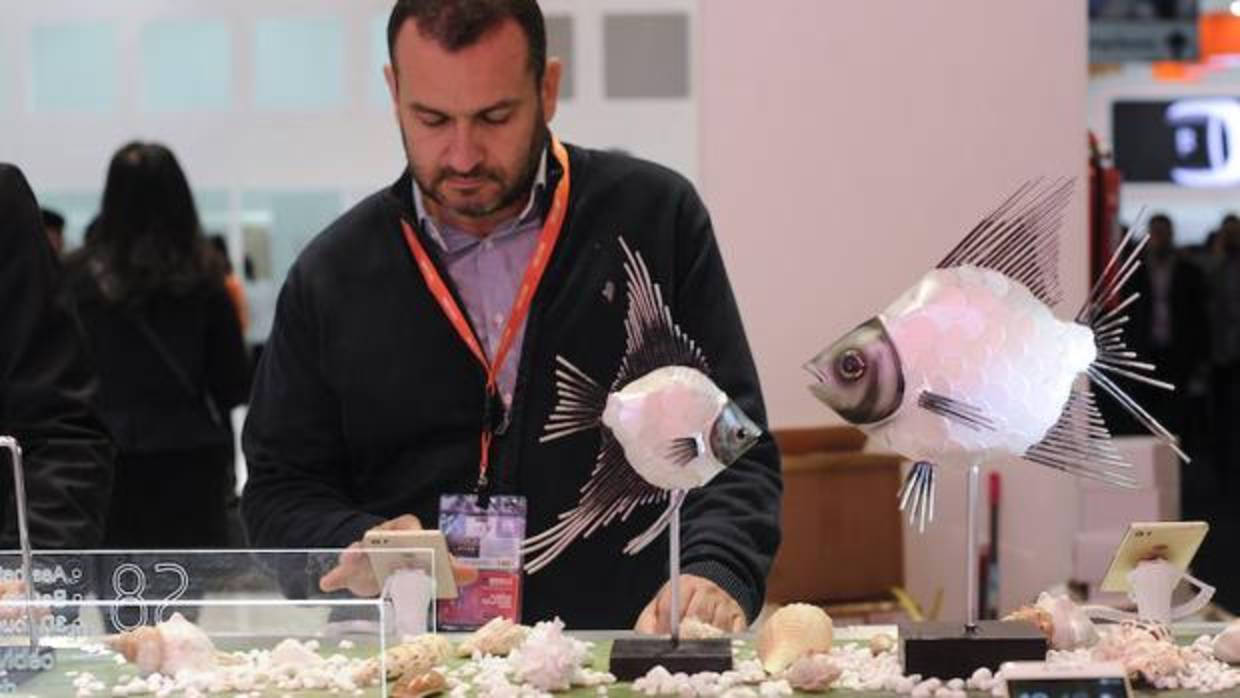 Un hombre utiliza un teléfono en el Congreso Mundial de Móviles