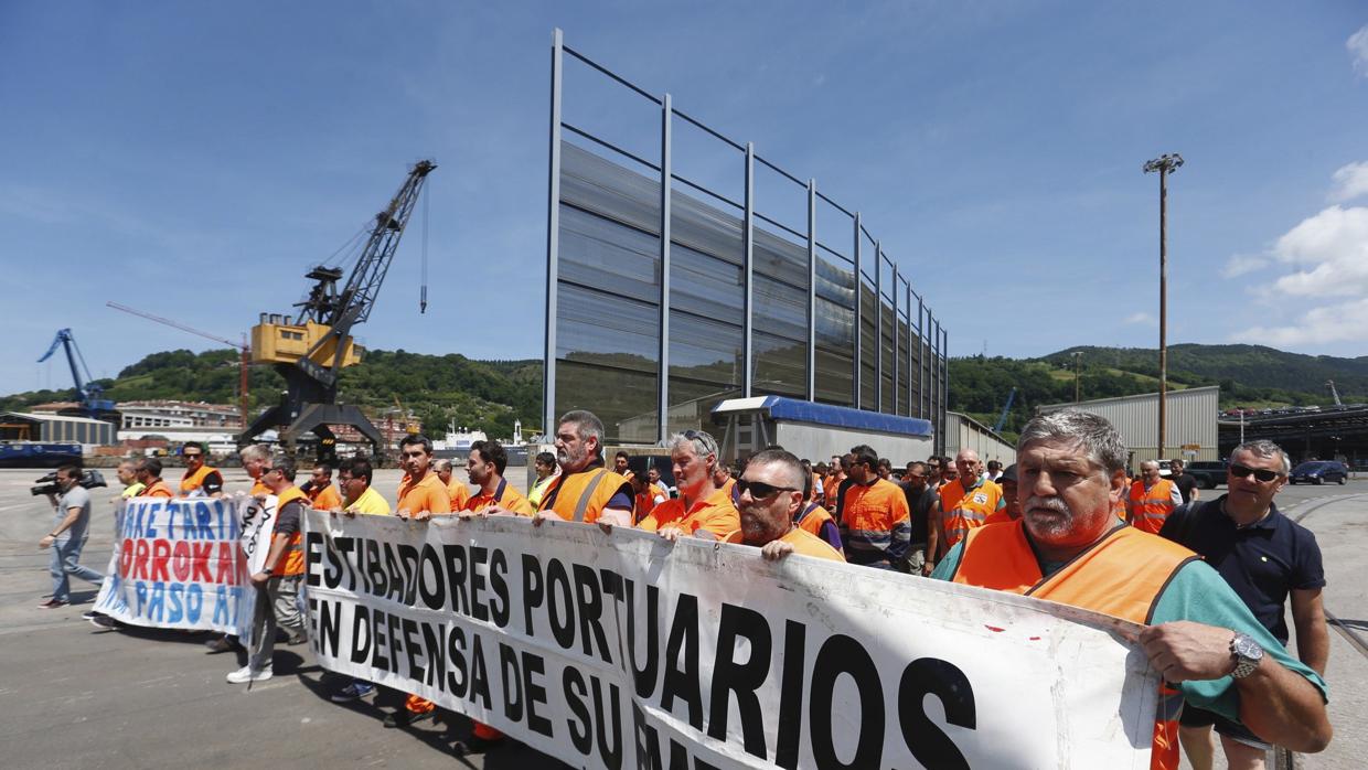 Los estibadores del puerto de Pasajes participan en una manifestación en las instalaciones del puerto