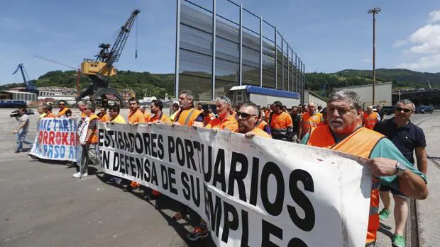 Los estibadores del puerto de Pasajes participan en una manifestación en las instalaciones del puerto
