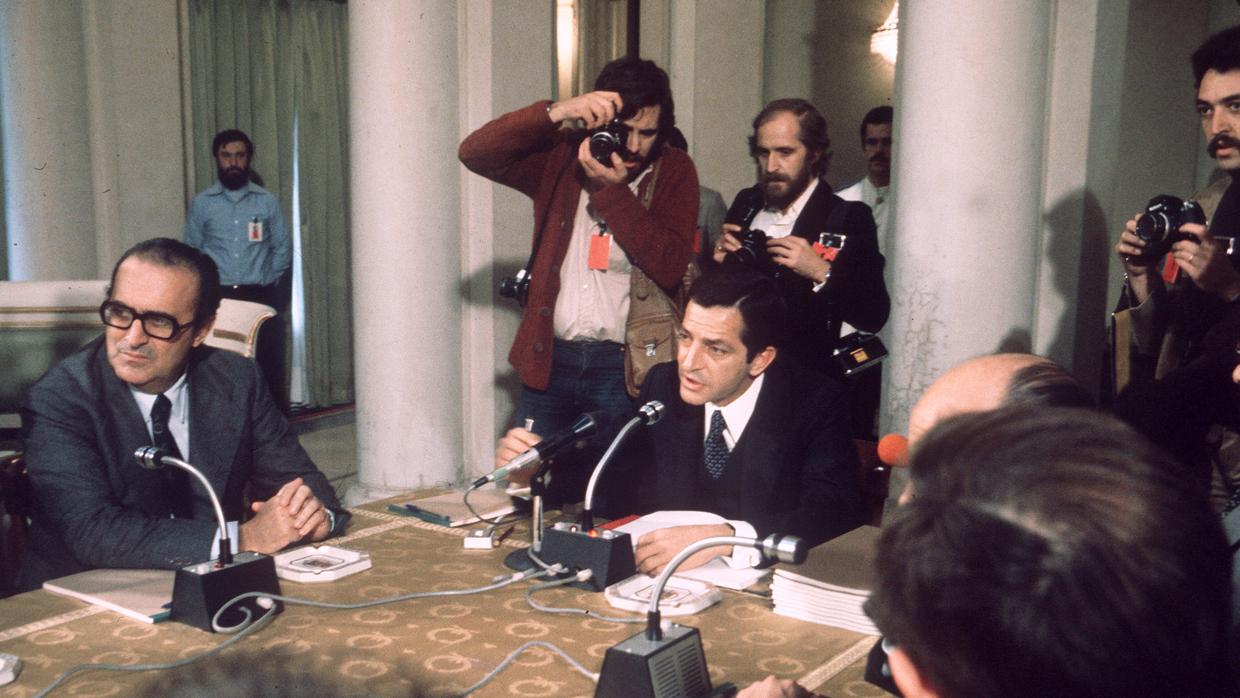 Reunión del presidente del Gobierno, Adolfo Suárez, con los representantes de los grupos parlamentarios para firmar el documento de medidas políticas y económicas, en el Palacio de la Moncloa