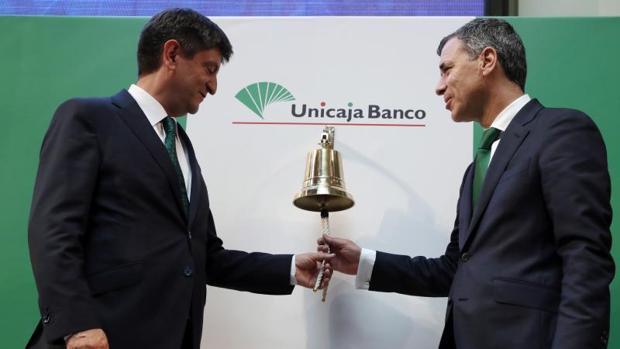 El CEO de Unicaja Banco, Enrique Sánchez del Villar (i), y el director general financiero, Pablo González