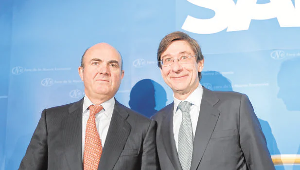 El ministro Luis de Guindos, con el presidente de Bankia, José Ignacio Goirigolzarri