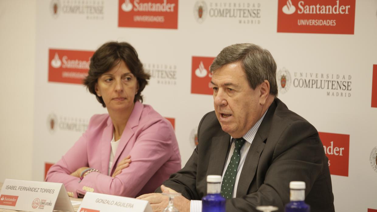 El decano-presidente del Colegio de Registradores de España, Gonzalo Aguilera, y la vicerrectora de Relaciones Institucionales y Gabinete del Rector de la Universidad Complutense, Isabel Fernández Torres, durante la inauguración del curso