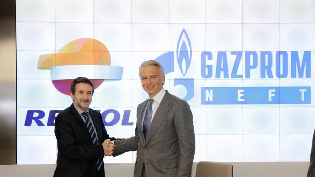 Consejero Delegado de Gazprom Neft, Alexander Dyukov y el Consejero Delegado de Repsol, Josu Jon Imaz firmando el acuerdo