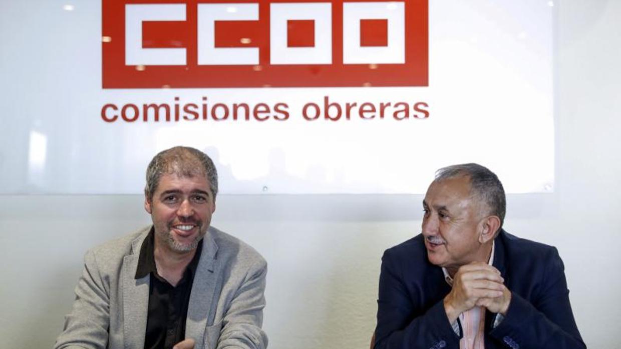 El secretario general de CCOO, Unai Sordo (i) y su homólogo en la UGT, Pepe Álvarez